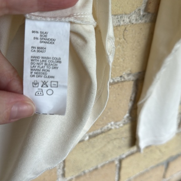 Magaschoni Silk Cream Fitted Long Sleeve V-neck Shirt - Picture 3 of 4